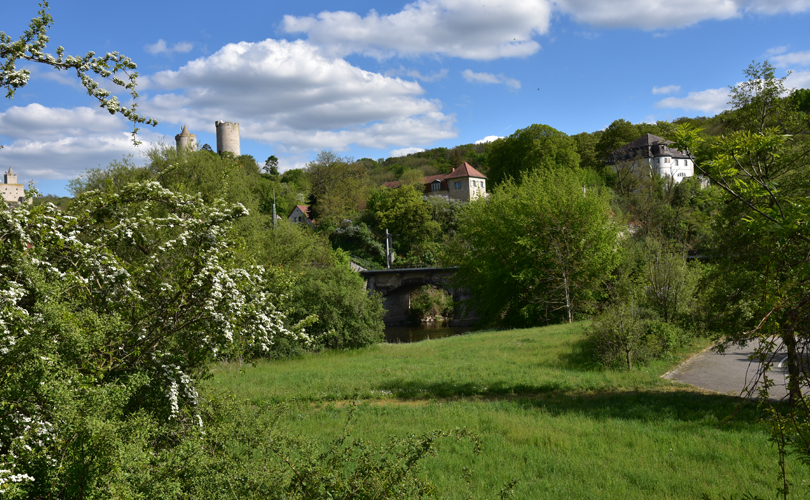 Blick auf die Burg Saaleck und die Saalecker Werkstätten Blick auf die Burg Saaleck und die Saalecker Werkstätten